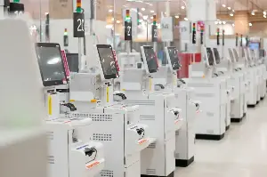 無人レジ導入拡大が買い物体験をどう変えたか