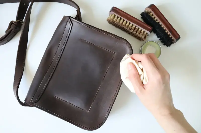 Entretien Malin: Gestes simples pour Prolonger la Vie d’un Sac en Cuir
