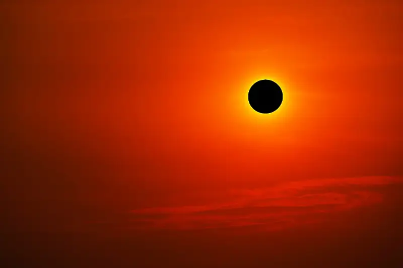 Discos Cósmicos: 7 Álbumes Perfectos para Acompañar un Eclipse Solar