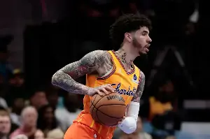 Timberwolves' LaMelo Ball brushes off question about LeBron James