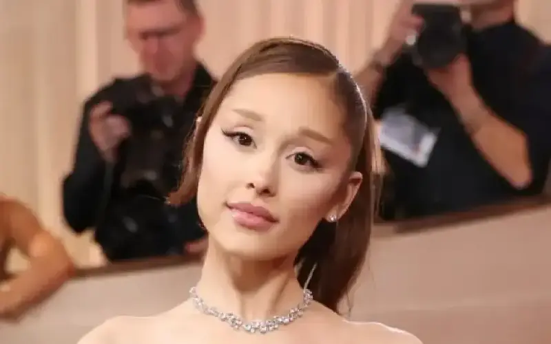 Ariana Grande utiliza su cabello y maquillaje como una 'enorme pieza narrativa' durante su gira Eternal Sunshine Tour
