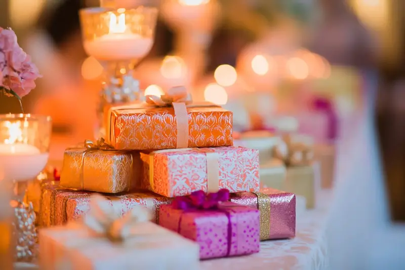 Regalo di nozze che non finisce in cantina: idee eleganti, utili e sicure quando conosci poco gli sposi davvero bene
