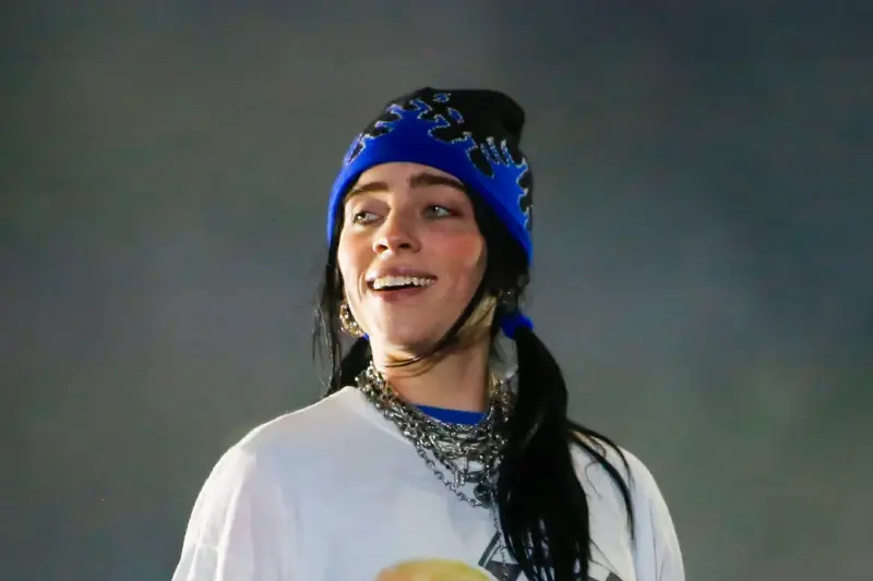 Le battaglie green di Billie Eilish ispirano un nuovo modo di viaggiare: meno sprechi, più attenzione e vacanze ancora confortevoli senza sforare il budget