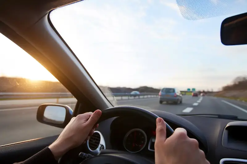 Conducir Seguro: Navegando Olas de Calor y Tormentas de Verano