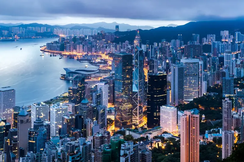 香港の中環で坂道と高層ビルが重なる港町の景色を巡る旅