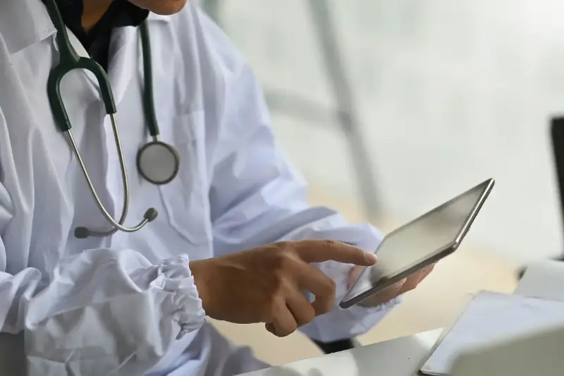 Inteligência Artificial na Medicina: Como Algoritmos Estão Salvando Vidas e Revolucionando Cuidados de Saúde Globais