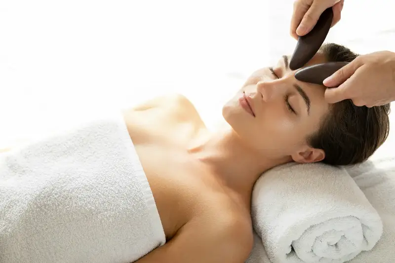 Rotina de Beleza com Gua Sha: Massagem Facial Rejuvenescente