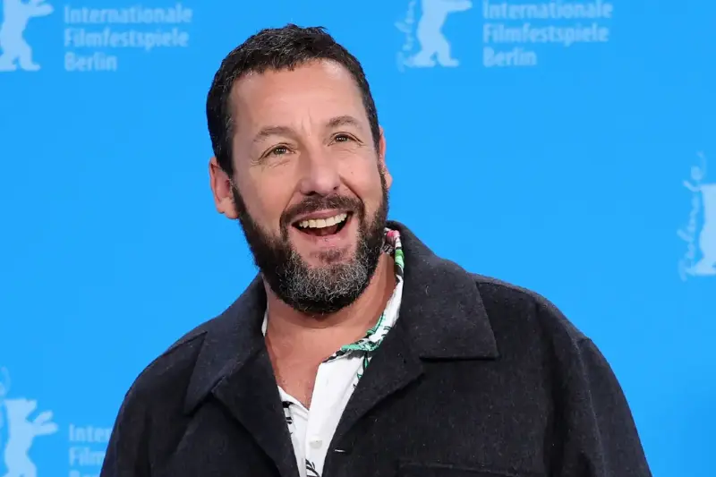 Adam Sandler e il relax fatto semplice: tuta comoda, diecimila passi al giorno, risate a casa e una routine anti-stress che rigenera corpo e mente dopo il lavoro