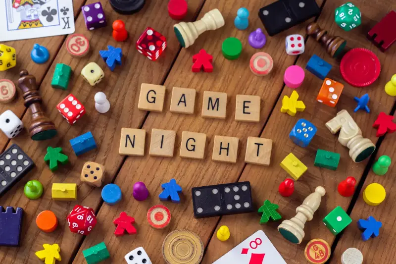 Disfruta en Casa: Juegos Perfectos para una Tarde-Noche con Amigos