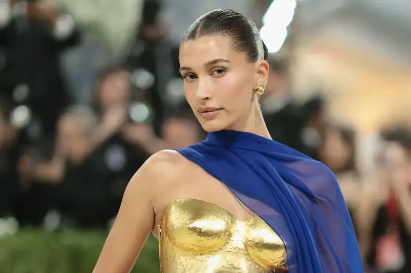 Hailey Biebers Glazed-Skin-Look aus der Drogerie