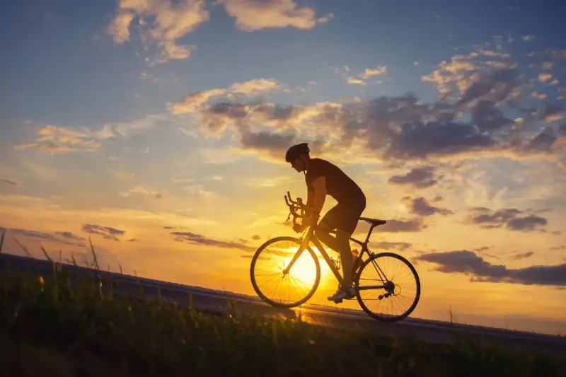El Equipamiento Estrella de Primavera para Ciclistas: Ligero, Transpirable y Exitoso