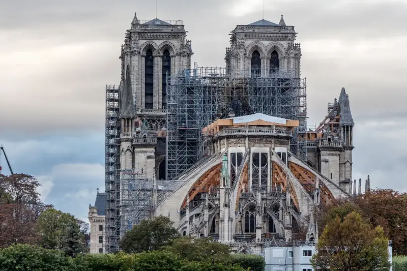 Notre-Dame de París: Resiliencia, Restauración y Renacimiento