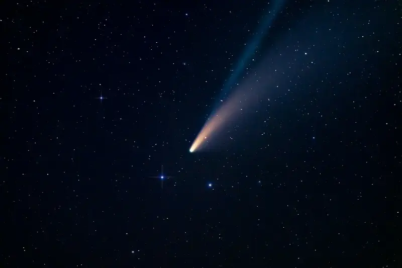 Como os Cometas Iluminam Nossos Céus: A História, Trajetória, e as Incríveis Visões que Eles Oferecem à Humanidade