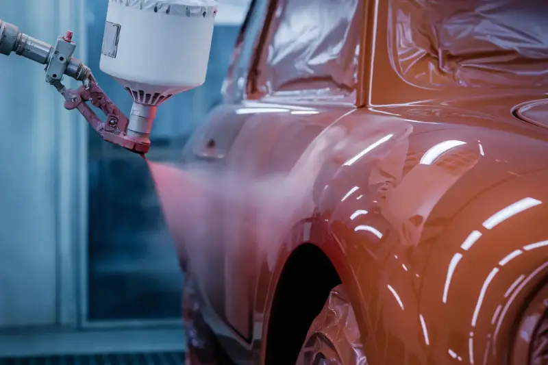 Cambiare colore all’auto senza comprarne un’altra: vernice, wrapping o coating, cosa valutare prima di scegliere tra officina e fai da te
