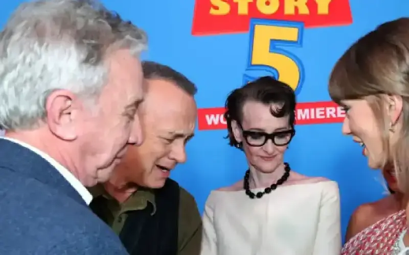 Tom Hanks cree que al elenco de Toy Story 5 no se le informó sobre la canción de Taylor Swift porque no 'confiaban' en ellos