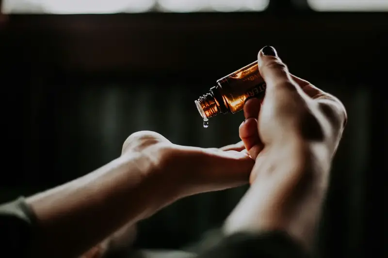Capelli dopo l’inverno: come fermare la caduta tra marzo e aprile, routine minima che funziona, e verità su oli, rosmarino e integratori