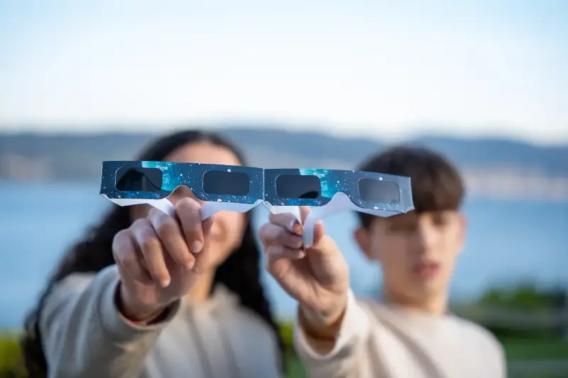 Gafas para Ver el Eclipse Solar en Agosto: El Accesorio Imprescindible del Verano