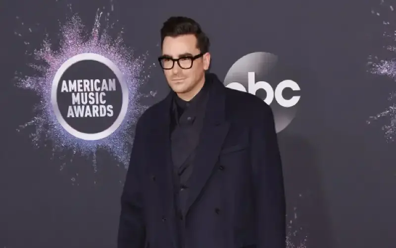 Dan Levy afirma que su nuevo programa, Big Mistakes, está inspirado en sus experiencias de infancia