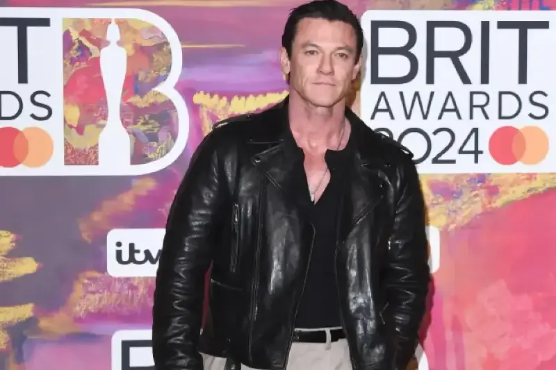 Luke Evans elogia a Tim Curry como una fuente de inspiración