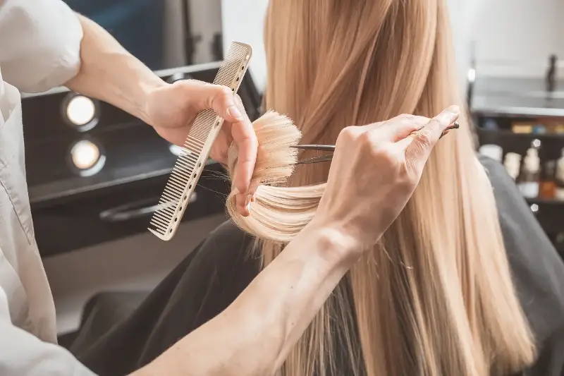 Haare dünn wirkend: Schnitt, Styling und Pflege, die Volumen bringen