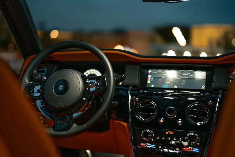 Os Tesouros Automotivos: Curiosidades Sobre os Carros de Luxo que Regem o Mercado com Estilo e Valor Inestimável