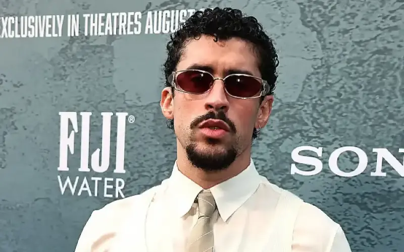 Bad Bunny se une al reparto de voces de Toy Story 5… como un juguete llamado Pizza con gafas de sol