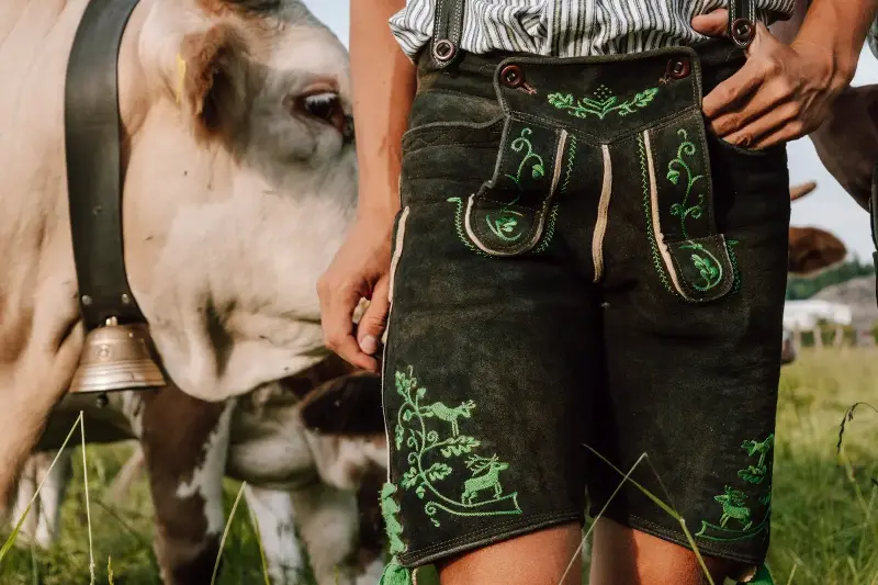 Lederhose im Alltag: traditionell, modern, überraschend tragbar