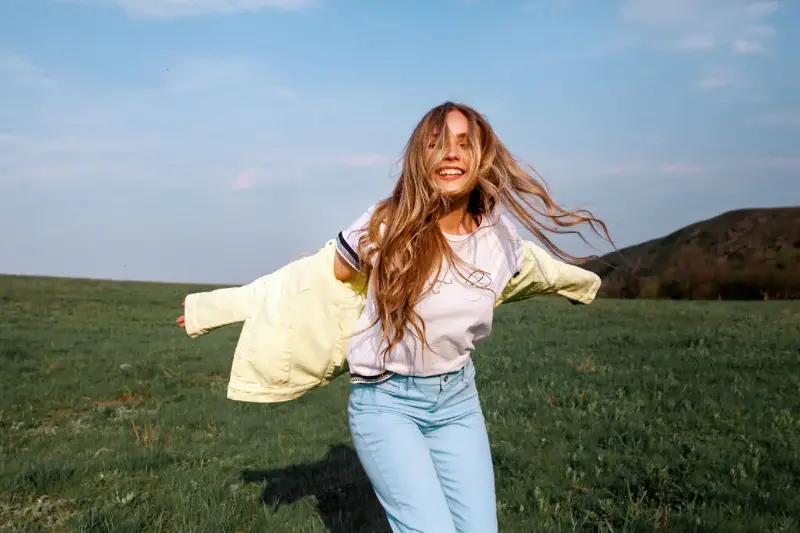 Le denim clair signe son grand retour dans les dressings du printemps 2026