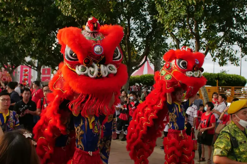 世界のチャイナタウンで受け継がれる中国獅子舞の春節文化
