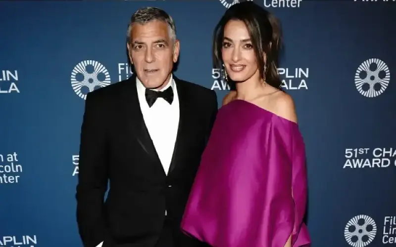 Amal Clooney se mantiene en forma jugando al tenis