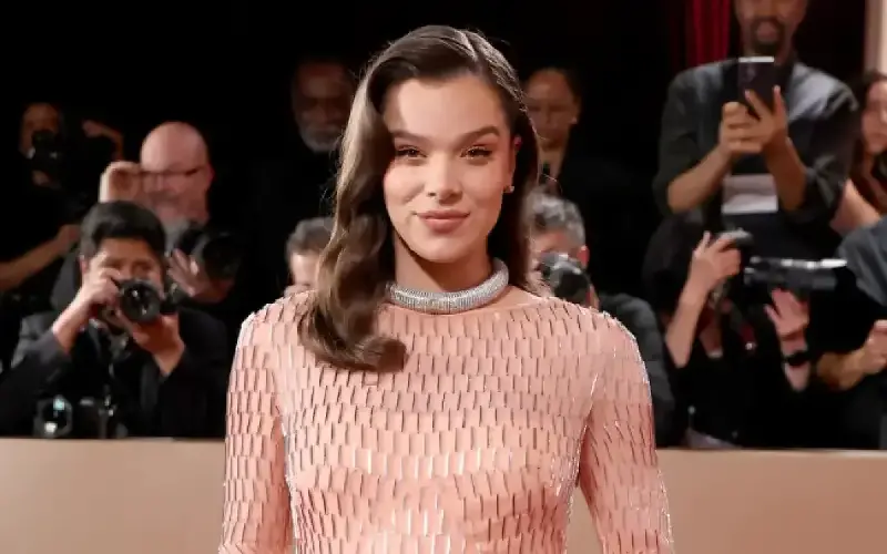 Hailee Steinfeld ha dado la bienvenida a una niña