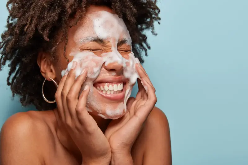 اختيار غسول الوجه المتوازن: دليل لبشرة صافية ومريحة