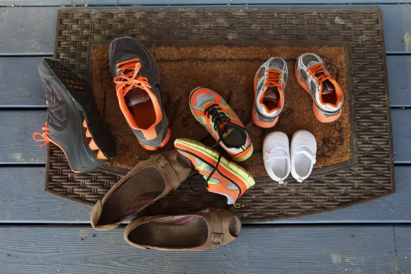 ¿Por qué Dejar los Zapatos en la Entrada? Beneficios para tu Hogar