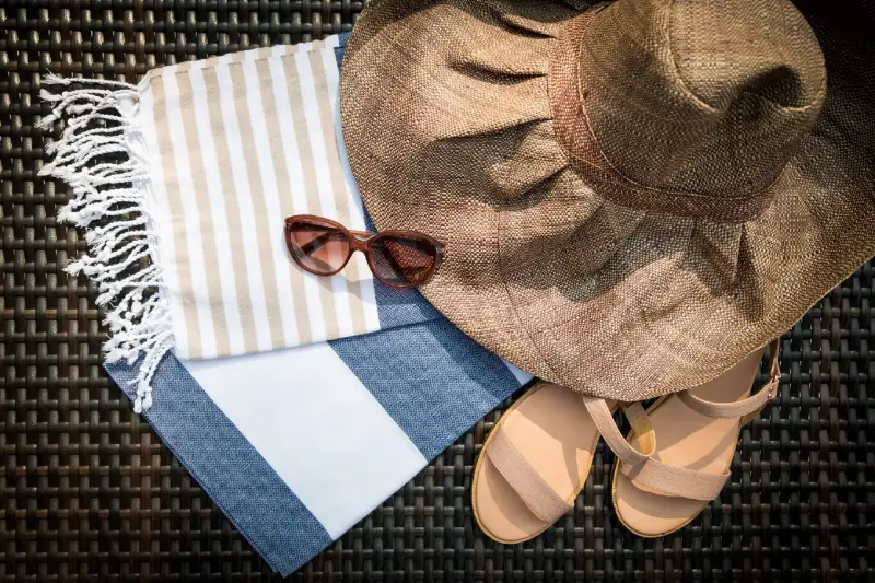 Sandalias de Cuero vs. Plástico: ¿Cuál Elegir para Comodidad y Estilo?