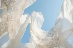 Lin froissé ou coton lisse : le match des matières d'été