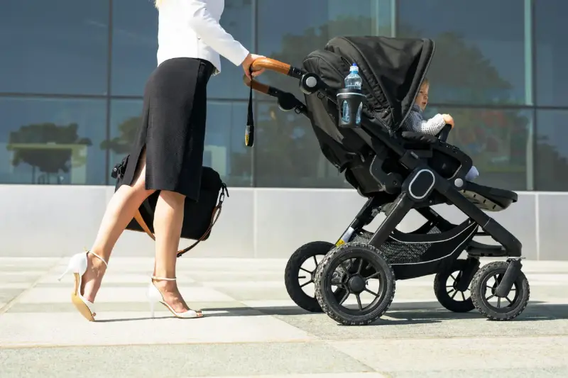 Aún se espera que sean las madres quienes falten al trabajo cuando sus hijos enferman