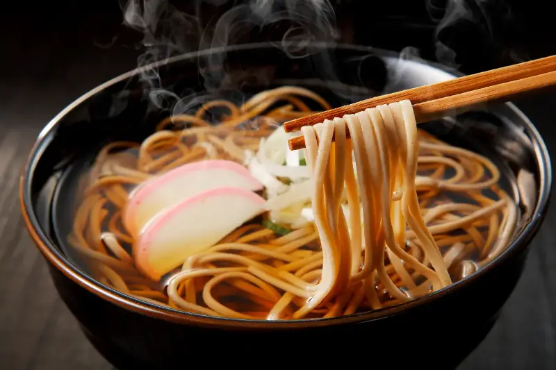 そばが「ただの和食」じゃない理由――一杯の麺がくれる、小さな贅沢と癒やし