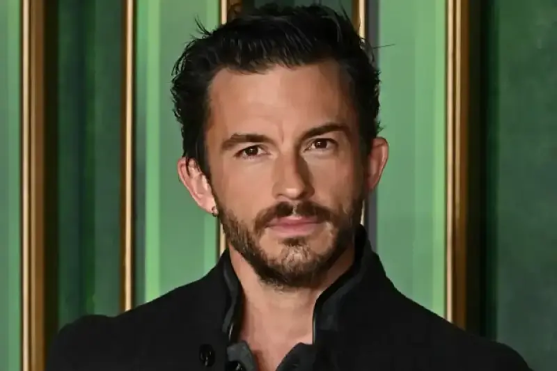 Jonathan Bailey tiene una rutina de cuidado de la piel sencilla