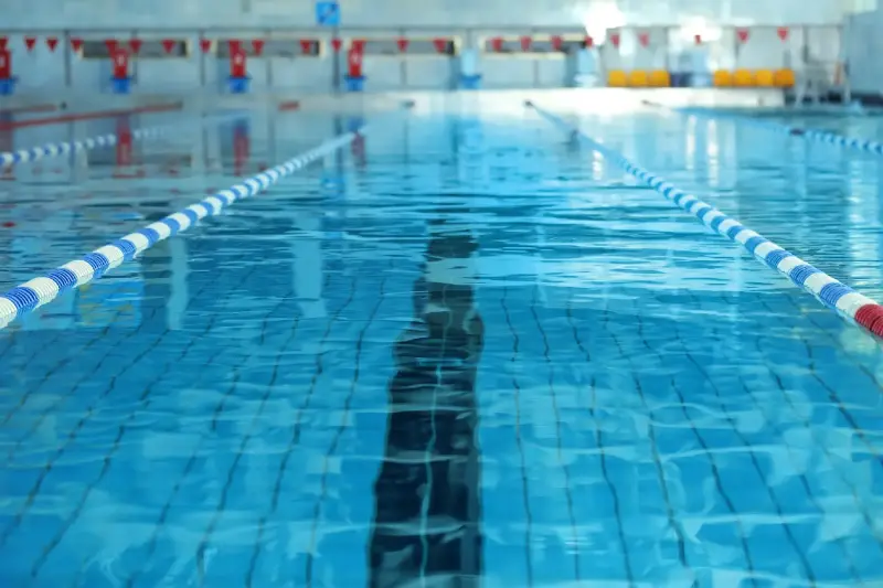 Natation en piscine ou en eau libre : comment choisir son entraînement