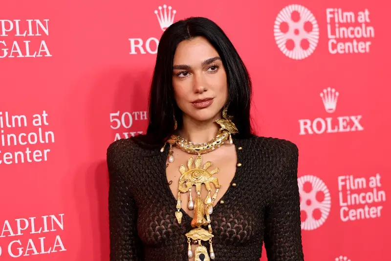 Dua Lipa Lança Linha de Skincare Tecnológica Com Augustinus Bader Que Equilibra Pele e Brilho Em Ritmos de Tour e Rotina