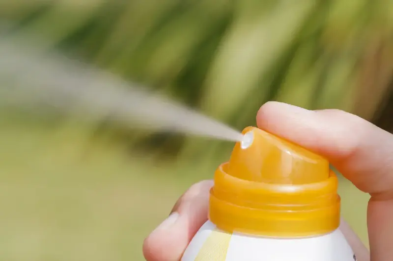 Protector solar en spray: cómo aplicarlo bien, según dermatólogos