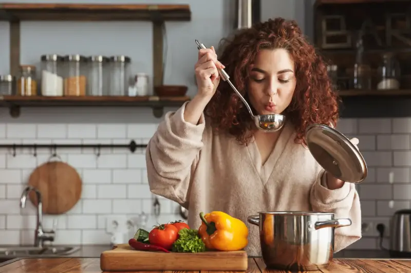 Dieta zupna brzmi lekko i prosto, ale czy naprawdę służy zdrowiu? Najważniejsze plusy, ryzyka i rozsądne zasady na start dla początkujących