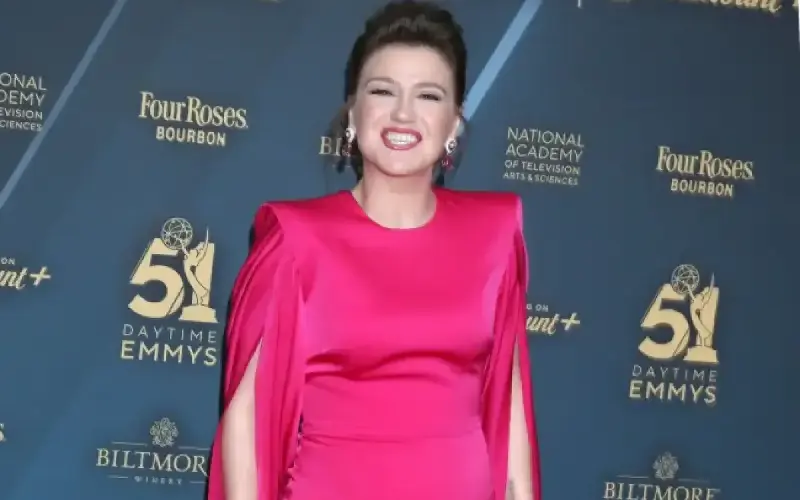 Kelly Clarkson se siente ‘muy contenta’ de estar soltera
