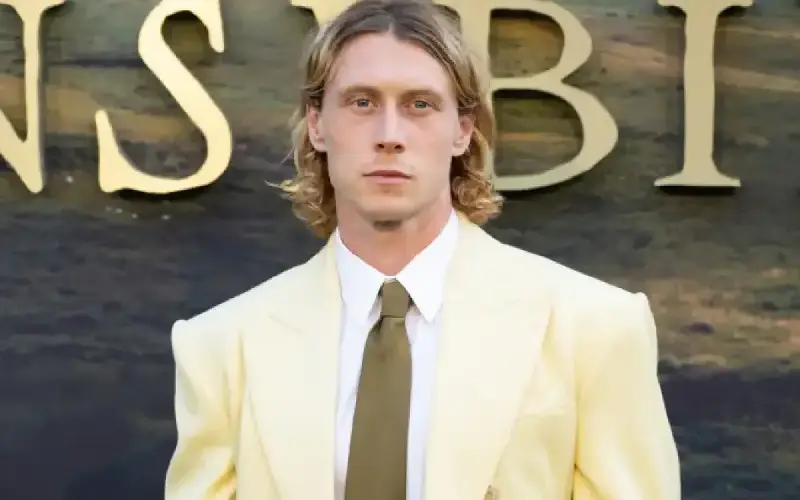 George MacKay optó por no ver la versión de Ang Lee de Sentido y Sensibilidad antes de protagonizar la nueva adaptación
