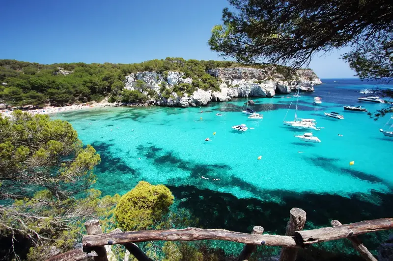 Guía para Descubrir la Menorca Chic: Azul, Langosta y Encanto Mediterráneo