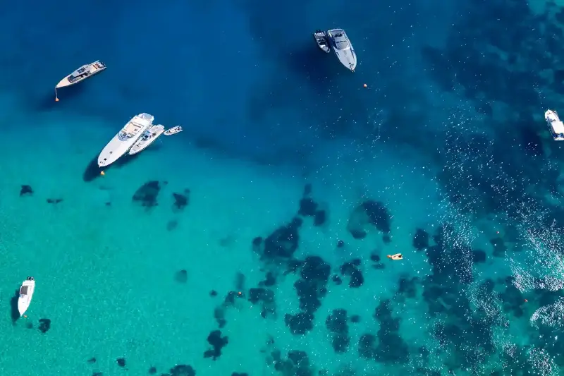 Vacanze da star: dove soggiornano gli attori hollywoodiani, le destinazioni più amate e cosa spinge le celebrità a viaggiare e scoprire il mondo