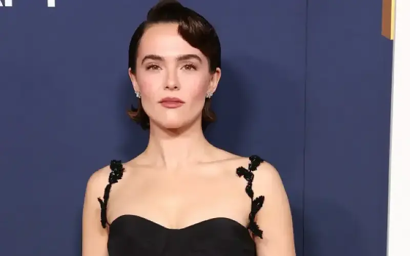 A Zoey Deutch le encanta experimentar con diferentes géneros cinematográficos en su carrera