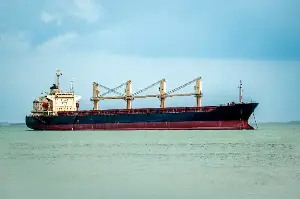 10 هجمات على سفن بمضيق هرمز خلال أسبوع وحركة الناقلات تتراجع 90%