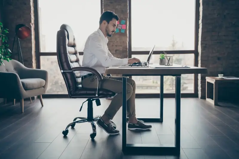 مؤخرة كرسي المكتب.. ظاهرة صحية تنتشر على "تيك توك" تصيب موظفي المكاتب!