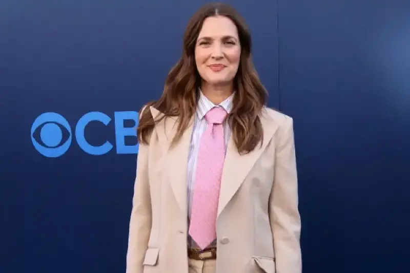 Drew Barrymore admite que preparar a sus hijas para ir al colegio es un 'caos total'